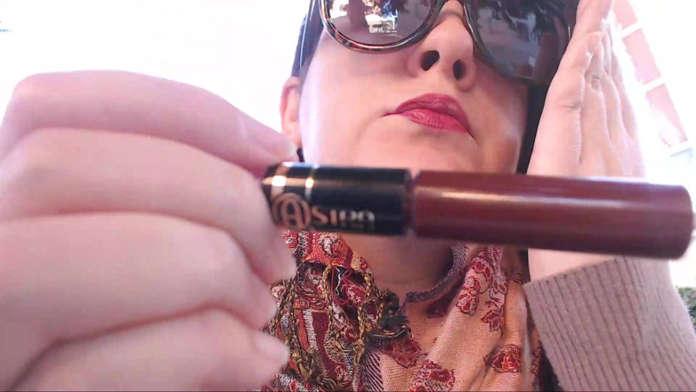 Nicoletta Embassi: Red lipstick fetish