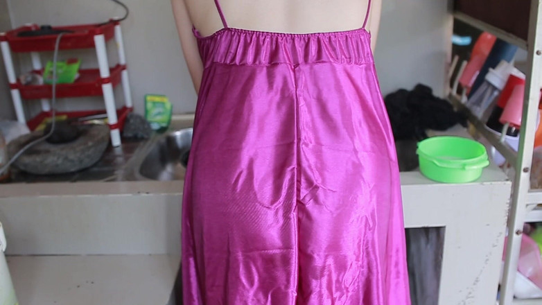 Silk Satin: La ragazza di infila un ditalino quando pulisce la casa