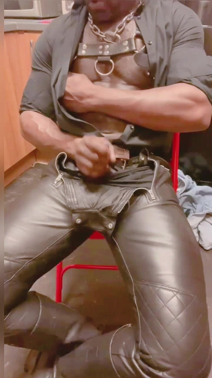 Black mature kinky muscle: Leder-muskel-vater, Solo-tittenspiel