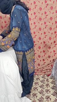 El hermanastro bengalí debor tuvo sexo anal con su hermanastra india caliente con una excusa