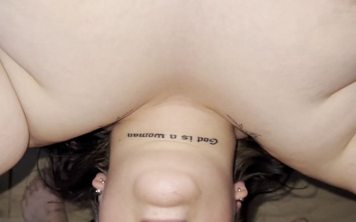 Badxtim: ベッドから逆さまになって私の太いペニスをしゃぶり、後ろから彼女のハードコアをファックしました