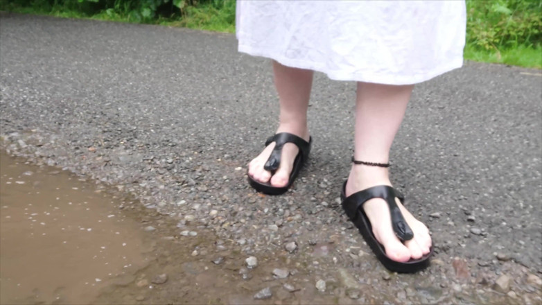 Footfetish: Birkenstock Mountain Pines Have Fun in the Rain Puddle
