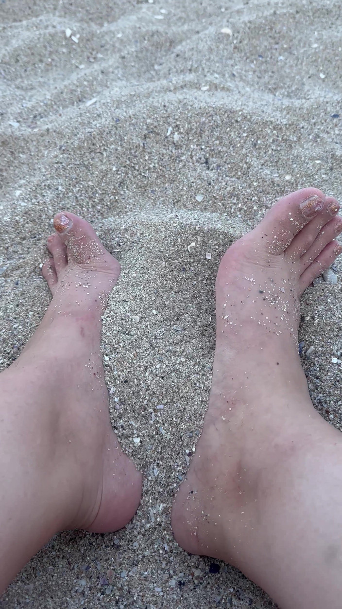 Young_strawberry: Día de playa frota mis grandes pies sexy en la...