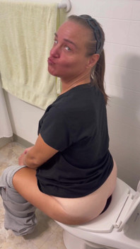 Yo en el baño tratando y empujando