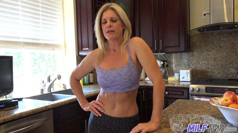 MILF Trip: India Summer neukt haar eigen stiefzoon terwijl haar man weg...