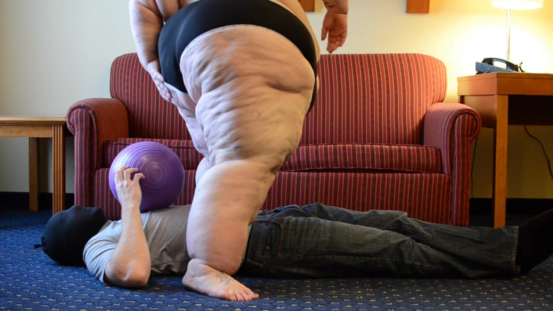Full Weight Productions: Savannah spielt mit eiern