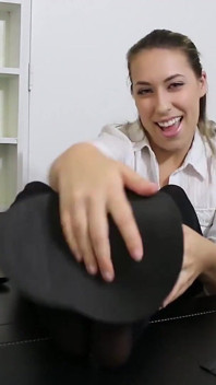 คิมเบอร์ ลี ถุงเท้าเหม็นเหงื่อทิ้งไว้เต็มโต๊ะหัวหน้า