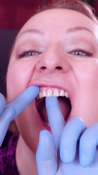 얼굴과 치아 페티쉬 터치 : 파란색 의료 Mitrile 간호사 장갑의 Asmr 비디오. 아리아 그랜더
