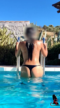 Selen Sweet - une MILF à gros cul dans la piscine