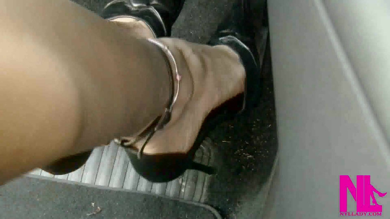 Nyllady: ยั่วยวนยั่วยวนในสิทธิบัตรสีดํารองเท้าส้นสูงบน barefeet