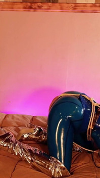 58 min!! Lesbické video s latexovým svazováním! Sexy Blonde Pin up MILF Arya v gumové kombinéze, Backstages