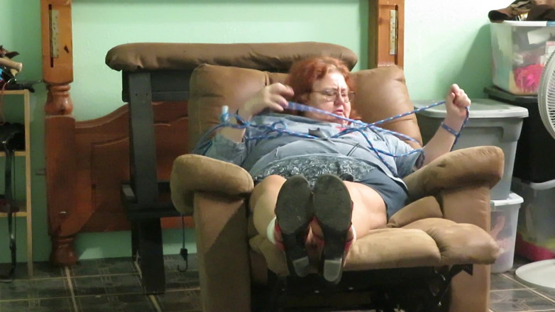 BBW nurse Vicki adventures with friends: Oh no mi sveglio legato a una grande sedia in...