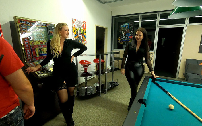 Emma Secret: Hebat! Seks bertiga di tengah-tengah Bar!