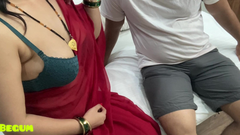 Rukshaar Begum: Ateşli komşu orta yaşlı seksi kadın evde yalnızken sikiliyor