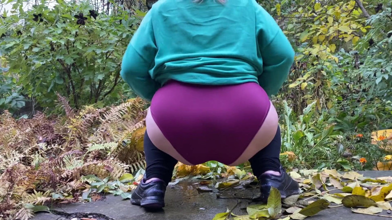 OurFetishLife: Goan trưởng thành trong quần legging đi tiểu đứng dậy như một