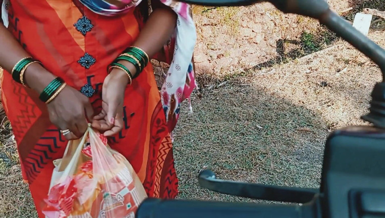 Harder299: Elle a demandé un ascenseur. Veut aller au marché. Desi...