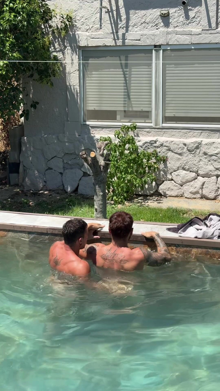Carlos and Hector: Sex v bazénu