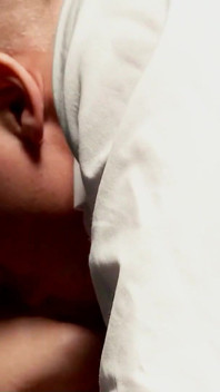 Dünnes teen April Blue masturbiert und wird von ihrer besten freundin erwischt