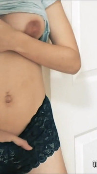 La figliastra spia il patrigno che si masturba