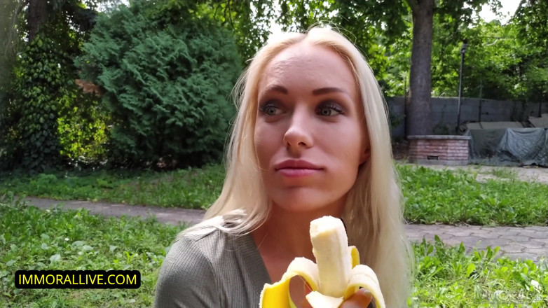 Immoral Family: Blonda curvă are parte de virginitatea fratelui vitreg - sora vitregă...