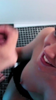 Lolly Badcock malata di cazzo succhia un enorme cazzo mostruoso nel gloryhole