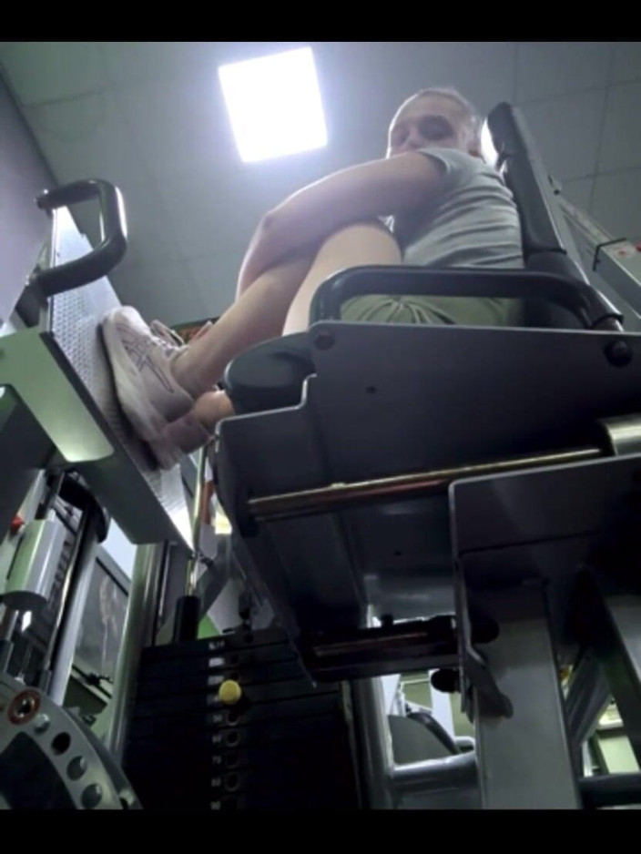 JuiceLussie: Masturbazione in palestra: bellezza arrapata in palestra si massaggia la...
