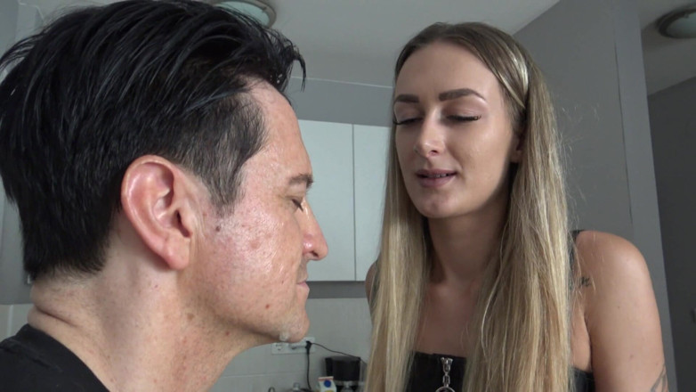 Femdom Austria: Reuzes spuugt vernedering!