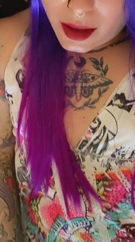 Chica trans tatuada y su chorro de leche