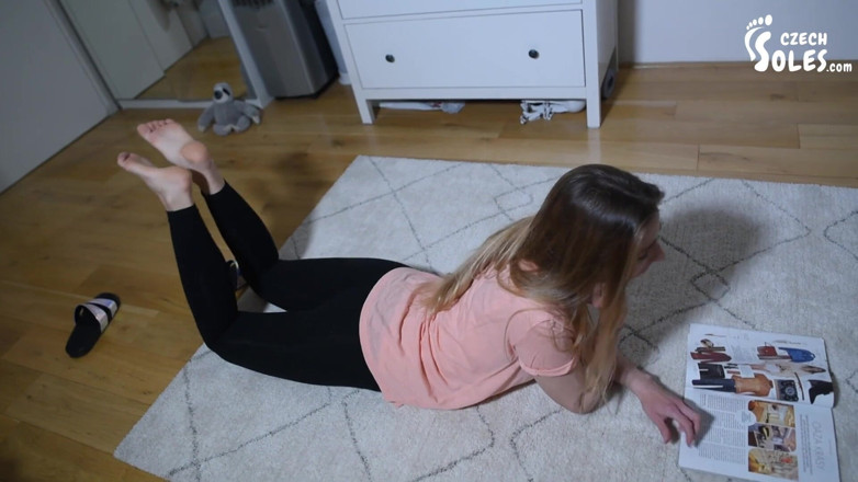 Czech Soles - foot fetish content: チェコの長いつま先裸足いじめPOV