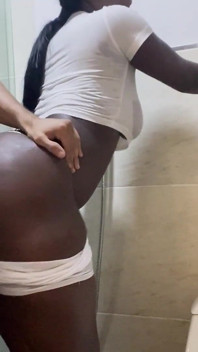 솔직히 말해서, 갈색 머리 여자는 일부러 젖어 저를 자극하고 우유를 다 빼내려고 합니다