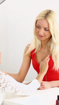 Krásné české blondýnky MILF a Teen používají robertek pro lesbický sex