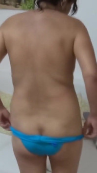 내 배다른아들이 내 엉덩이를 보고 딸딸이를 따먹을 수 있도록 자위하는 걸 좋아해