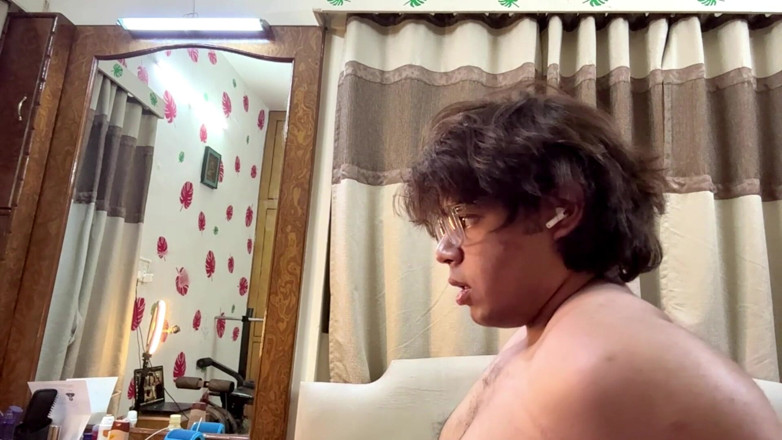 Luxe Ryn: Napalona Suka Desi Twink traci kontrolę w domu