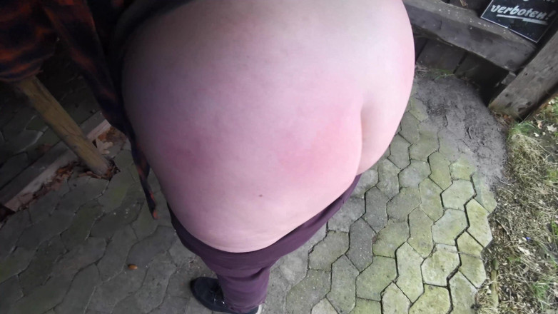 Bouncy Tits Action: जंगल में उसकी नग्न गांड की पिटाई
