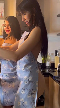 Dos latinas hacen un lío en la cocina