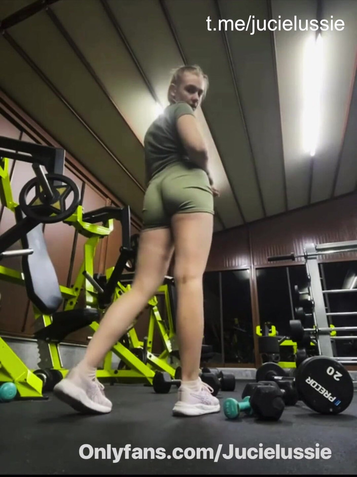 JuiceLussie: Ragazza calda in palestra si allena e gioca con se...