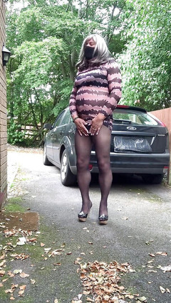 Kellycd2022: 业余 crossdresser Kellycd2022 性感熟女在车道上的户外自慰娘腔射精连裤袜高跟鞋