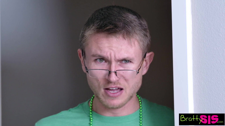 BrattySis: Chị kế tìm thấy một nồi vàng và con cu...