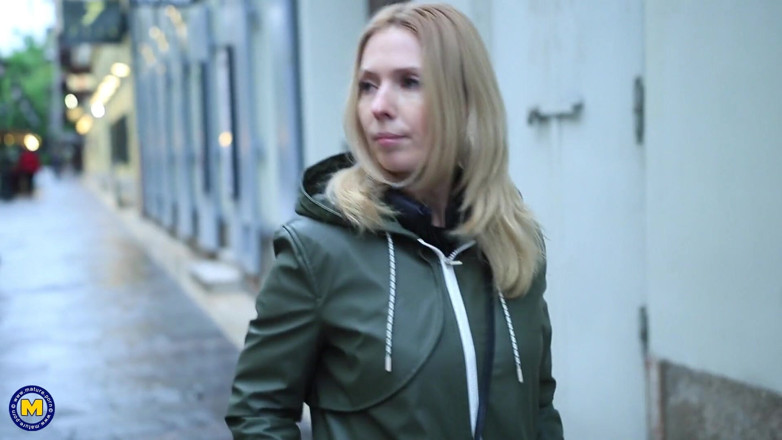Mature NL: È una mamma sporca che brama un cazzo duro palpitante