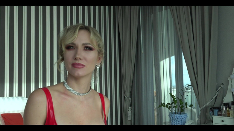 Angel The Dreamgirl: Frau in rot