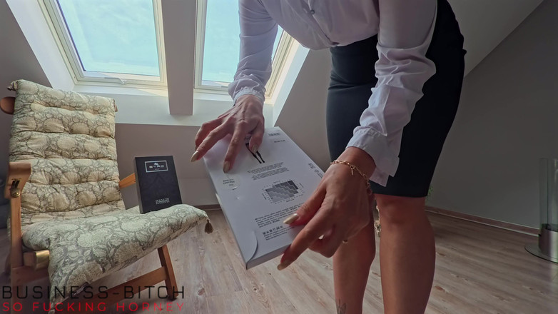 Business Bitch: Ciddi iş kadını sizin için yeni lüks taytını deniyor - iş...