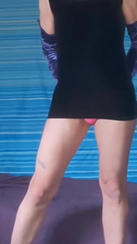 Noua mea rochie minusculă de catifea și bikini roz