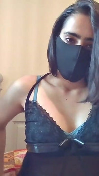 Cewek sange ini lagi asik muasin lubang pantatnya pakai dildo sampai lubangnya menganga lebar