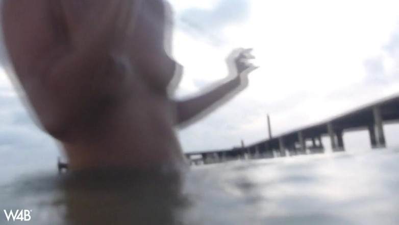 Watch4beauty: Abbandonata in riva al mare