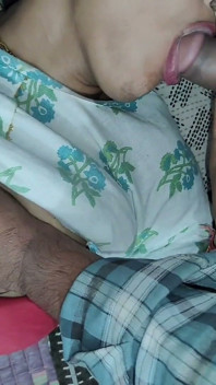 Meine heiße ehefrau lutscht großen schwanz und pulsierendes sperma im mund