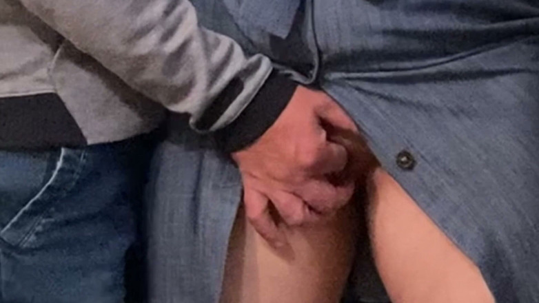 PriyaNaavya: Ayah tiri yang sange lagi asik fingering memeknya yang berair...