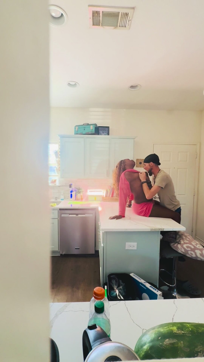 White chocolate: Hijastro atrapa a su madre tetona de ébano follando con el...