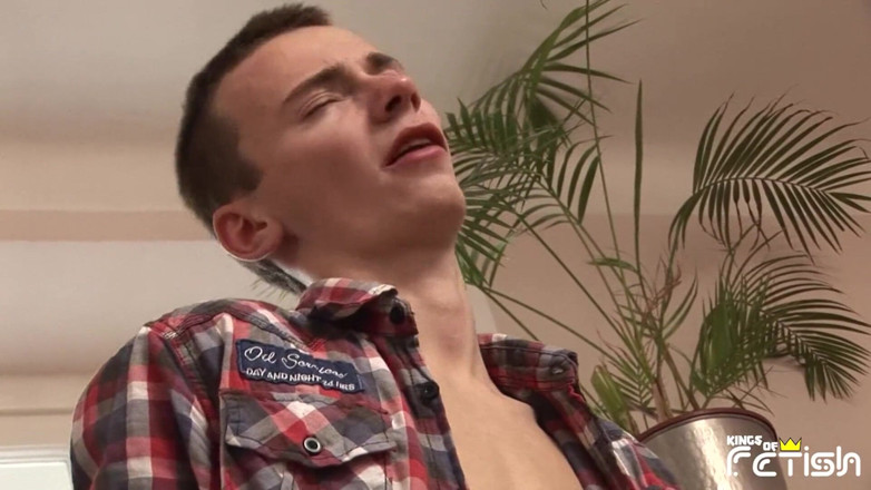 Gay Diaries: Ragazzo tatuato attacca la mano e il grosso cazzo in...
