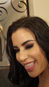 Gia Dimarco脱下她的内衣并自慰