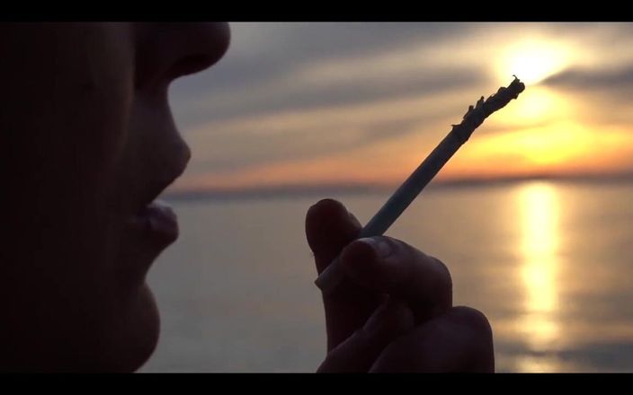 CyntiaCymes: Куріння сигарет на пляжі... вдень і на заході сонця.